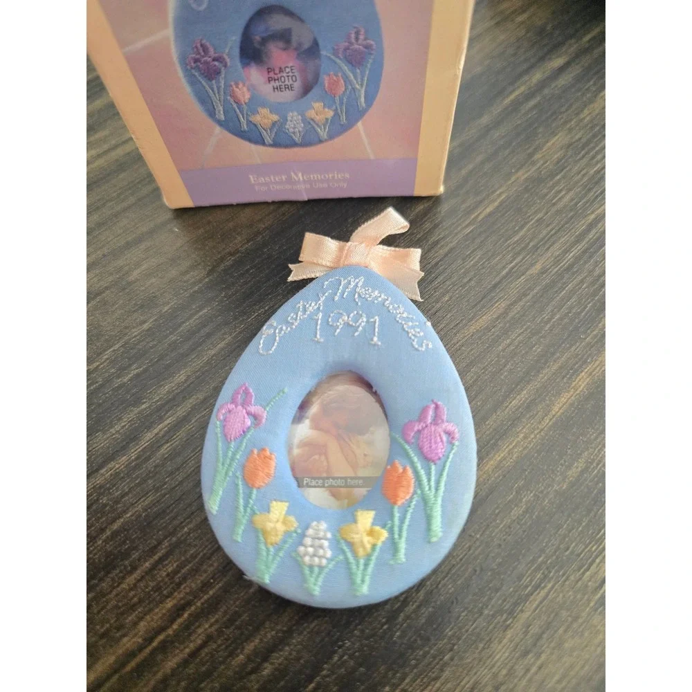 Hallmark Keepsake Ornament‎ Easter Memories 1991 Embroidered Fabric Photo Frame